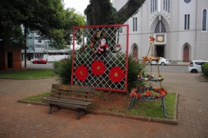 UM ENCANTO DE NATAL>Começa a decoração de Natal na Praça Erico Verissimo