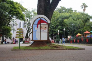 UM ENCANTO DE NATAL>Começa a decoração de Natal na Praça Erico Verissimo