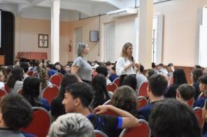 Núcleo de Justiça Restaurativa realiza palestra na Escola Santíssima Trindade