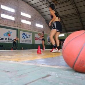 BASKETITO: Projeto que oferece basquete para crianças e adolescentes da cidade
