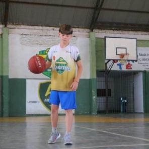 BASKETITO: Projeto que oferece basquete para crianças e adolescentes da cidade