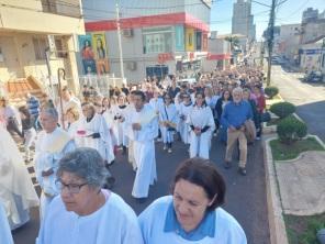 Católicos Cruz-Altenses celebraram o dia de Corpus Christi com procissão
