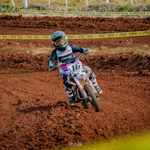 JOVEM ATLETA DE 8 ANOS É DESTAQUE EM CAMPEONATO DE VELOCROSS 