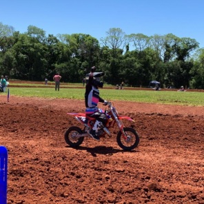 JOVEM ATLETA DE 8 ANOS É DESTAQUE EM CAMPEONATO DE VELOCROSS 