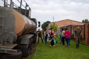 Caminhões pipa fornecem água a população de Cruz Alta neste domingo