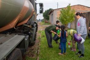 Caminhões pipa fornecem água a população de Cruz Alta neste domingo