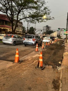 SEMÁFORO DA LOMBA> Asfalto em obras pra receber nova pavimentação