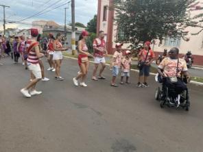 CARNAVAL 2024: O domingo foi do Bloco de Carnaval Os Máscharados em Cruz Alta