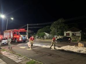 TRÂNSITO: Caminhão baú derrubou poste na avenida Xavantes em Cruz Alta