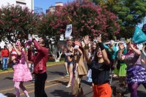 Bloco Os Maschárados animou as ruas de Cruz Alta no sábado