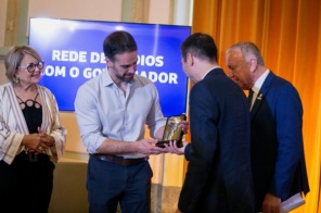 Eduardo Leite recebe homenagem e concede entrevista para emissoras de rádio 