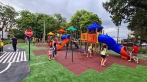 Novo Playground da Praça Erico Verissimo foi entregue na tarde da segunda