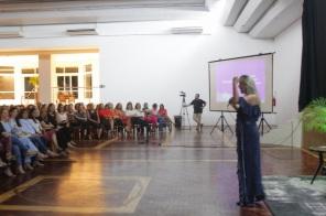 Palestra com a Jornalista Carla Fachin leva centenas de mulheres ao Arranca