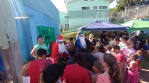 Festa de Natal do CRAS Um lugar ao sol encanta as crianças na tarde do sábado