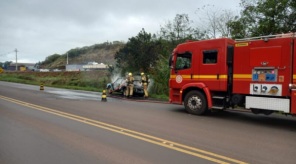 FOGO> Incêndio Destrói Volkswagen Brasília na BR-158 em Condor