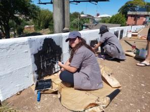 Arquitetura da Unicruz e 3º ano do Annes Dias pintam muretas da Lomba