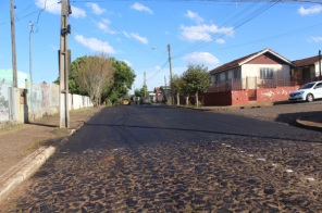 LOTE 09> Sete bairros de Cruz Alta estão recebendo asfalto 