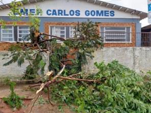SEXTA SANTA: Forte Temporal derruba árvores e assusta moradores de Cruz Alta 