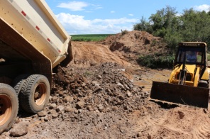 Obras de Boa Vista do Incra constrói desvio para garantir trafegabilidade